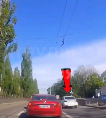 В Киеве наказали водителя BMW, который «летел» по полосой общественного транспорта: видео