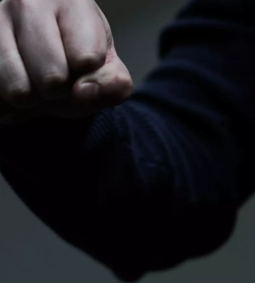 Напад у центрі Дніпра: чоловік побив робітницю кав&amp;#039;ярні (відео моменту)