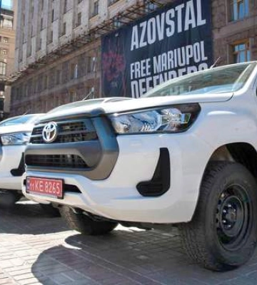 Пікапи Toyota Hilux поїдуть до ЗСУ з Києва
