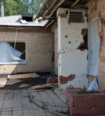 Внаслідок російських обстрілів постраждав цивільний чоловік: слідчі задокументували наслідки воєнних злочинів на Харківщині