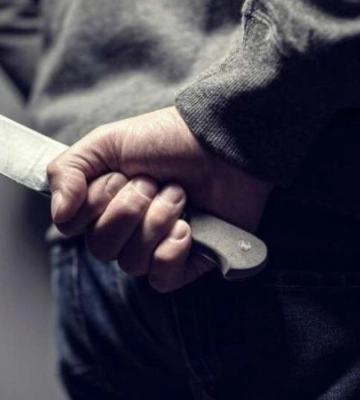 У Дніпрі чоловік у стані алкогольного сп'яніння кілька разів пирнув ножем перехожого