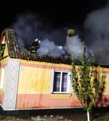 У Дубенському районі рятувальники спільно з працівниками місцевої пожежної команди ліквідували пожежу житлового будинку