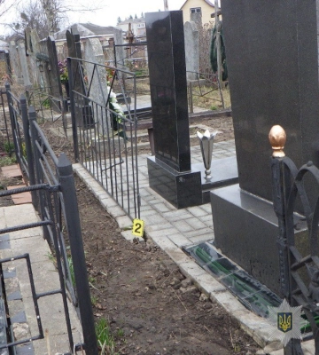 У Лебедині поліція виявила цвинтарного злодія