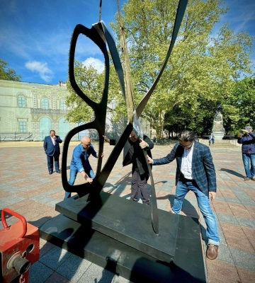 Букви «ХВ» зі сталі та міді — у центрі Одеси встановили скульптуру, яка поїде на Венеційське Бієнале (, )