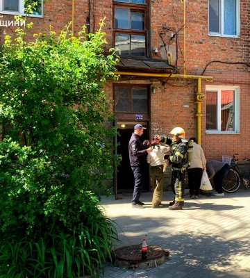 В Охтирці під час ліквідації пожежі рятувальники евакуювали 3 людей, серед них одна дитина