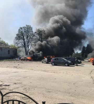 Россияне ударили КАБами по гражданскому авто и дому на Харьковщине: есть жертвы