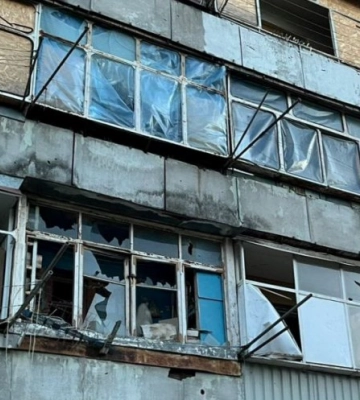 Через обстріл Нікополя постраждала жінка, понівечені багатоповерхівки