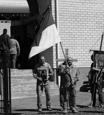 Храм не зміг вмістити всіх охочих попрощатися з Героєм: у Луцькій громаді попрощалися з Героєм Володимиром Бессоновим