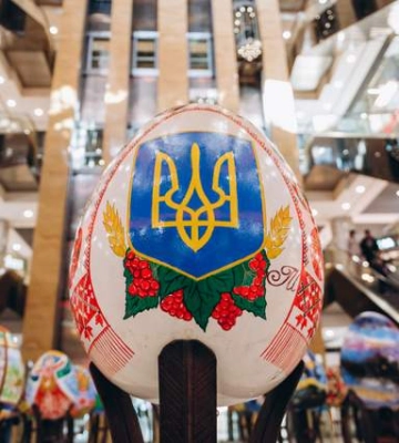 Вціліли після обстрілів: у Києві покажуть унікальну колекцію  метрових писанок
