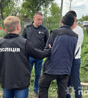 На Запоріжжі поліцейські затримали чоловіка, який збував зброю та боєприпаси