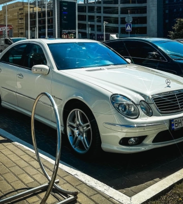 В Киеве заметили редкий спортивный Mercedes 2000-х годов 