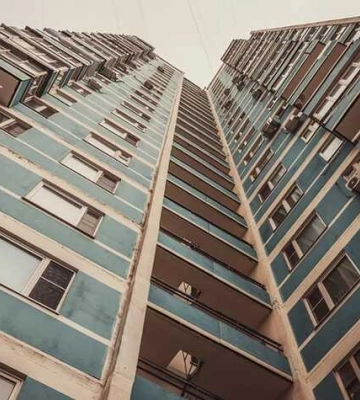У Києві дівчина вистрибнула з балкона, впала на перехожу та вбила її. Відео 18+