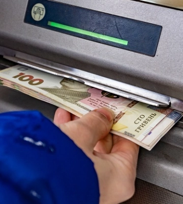 Волинянка отримала рік умовно за те, що взяла у банкоматі чужі гроші