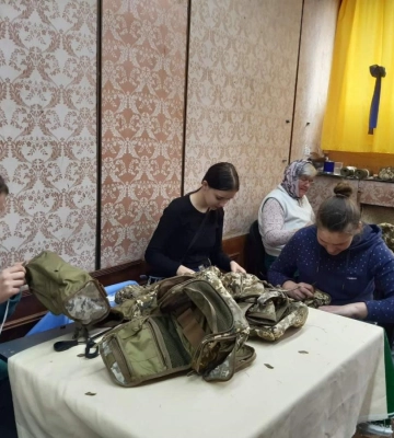 Учениці релокованого Бахмутського профтеху шиють речі для наших захисників
