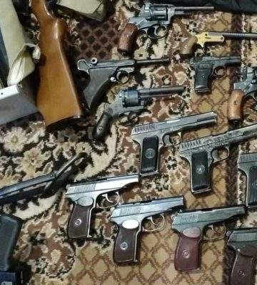 Продавали трофейну зброю кримінальним клієнтам: в Україні викрили злочинне угруповання