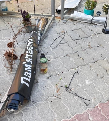 У Франківську підлітки рятують полотна зі світлинами полеглих воїнів на Алеї слави Героїв : відео