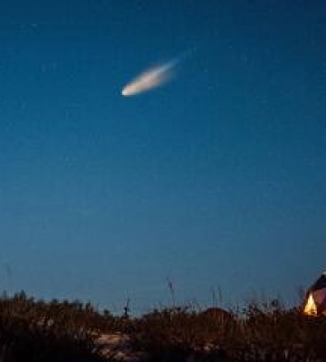 Небо осяяло дивне блакитне світло: над Україною бачили падаючий метеор. Відео