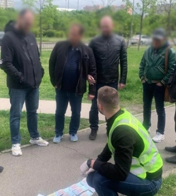 В Киеве на взятке поймали чиновника из Деснянской РГА, который собирался &quot;крышевать&quot; нелегальную продажу алкоголя и сигарет
