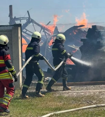 Рятувальники ліквідували пожежу площею понад 1500 метрів квадратних у Калуському районі
