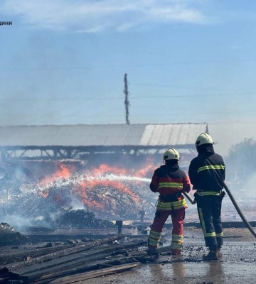 Масштабна пожежа в Брошнів-Осаді: рятувальники п’ять годин ліквідовували загорання на складі (фото + відео)