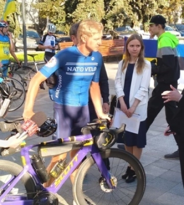 У Житомир із Таллінна приїхав естонський депутат, який влаштував велопробіг на підтримку ЗСУ