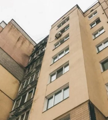 У Києві дівчина вистрибнула з балкона, впала на перехожу та вбила її. Відео 18+