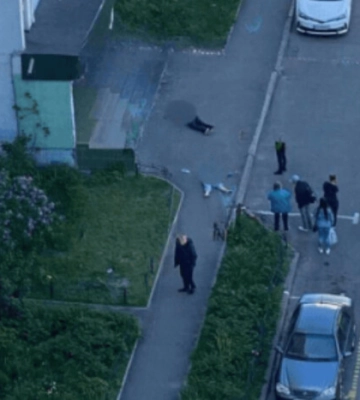 У Києві дівчина вистрибнула з багатоповерхівки і впала на випадкового перехожого