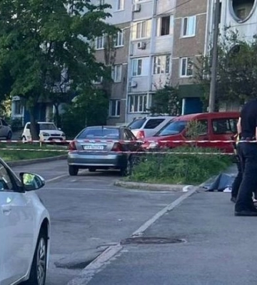 Подвійна смерть: у Києві дівчина вистрибнула з 14 поверху й упала на чоловіка, обоє загинули