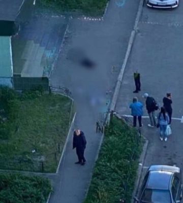 У Києві дівчина вистрибнула з балкона, впала на перехожу та вбила її. Відео 18+