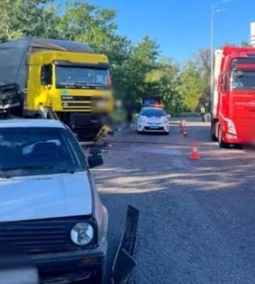 У Києві водій фури влетів у легковик, обірвав електромережу, а потім ще й випив коньяку