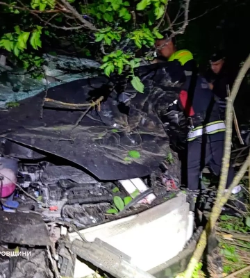 У передмісті Дніпра Hyundai злетів у кювет: водія затисло всередині автомобіля
