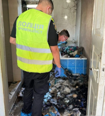 Зарубав сокирою та хотів спалити: на Житомирщині чоловік жорстоко вбив матір