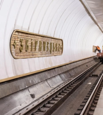 У Києві на станції метро &quot;Звіринецька&quot; почали встановлювати літери із новою назвою. Подробиці і фото