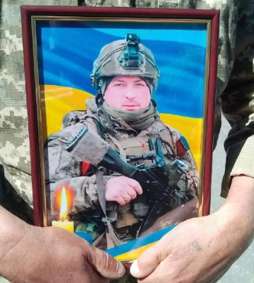 У Нижній Сироватці попрощаються із захисником Віталієм Товстухою