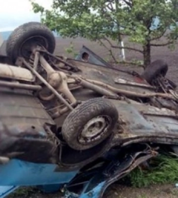 На польовій дорозі на Волині через пошкоджене колесо перекинувся автомобіль – є постраждалі