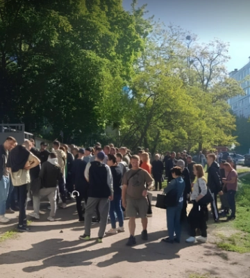 Поспішають оновити дані: до ТЦК Києва вишикувалися великі черги чоловіків, фото