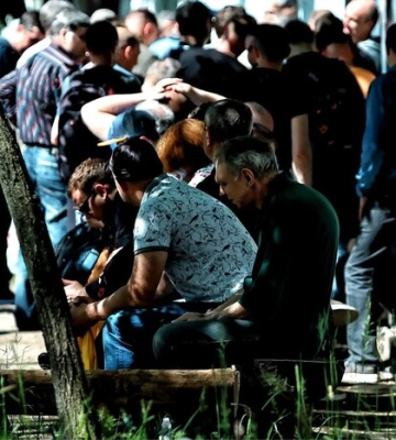 Поспішають оновити дані: до ТЦК Києва вишикувалися великі черги чоловіків, фото