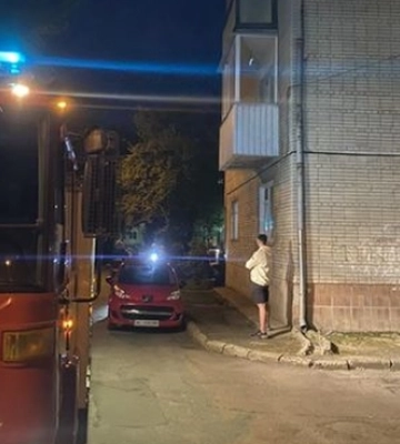 У Луцьку рятувальники лізли через вікно багатоповерхівки, аби врятувати пенсіонера 