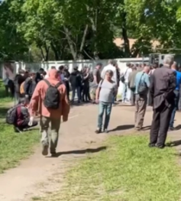 Поспішають оновити дані: до ТЦК Києва вишикувалися великі черги чоловіків, фото