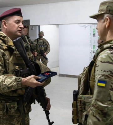 Сирський нагородив воїна з Рівненщини, який під обстрілами доставляє боєприпаси на фронт