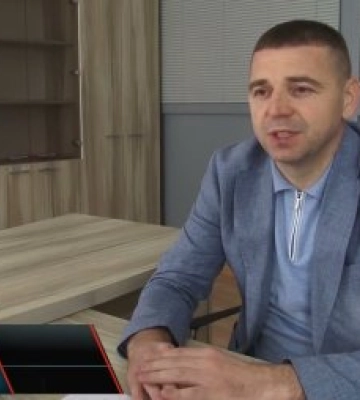 У сервісному центрі МВС в Ужгороді – людно: Левова частка відвідувачів у черзі на перереєстрацію транспортних засобів (відео)