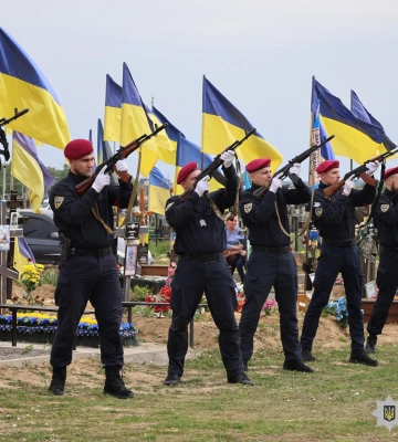 Завів колег в укриття, а сам не встиг. У Харкові попрощалися з поліцейським, який помер після повторного удару 4 квітня