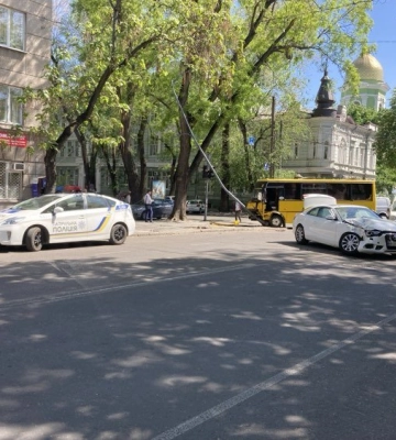 Автобус відкинуло на стовп: в Одесі зіткнулися Audi та маршрутка, - ФОТО