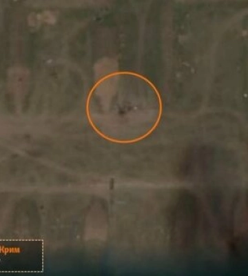 Наслідки ударів по військовому аеродрому у Джанкої в окупованому Криму 30 квітня. СУПУТНИКОВІ ФОТО