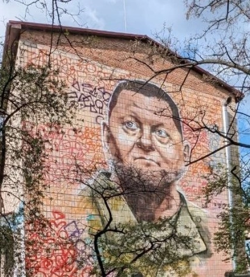 Более 120 "квадратов": в Киеве создали самый большой в Украине мурал с Залужным 
