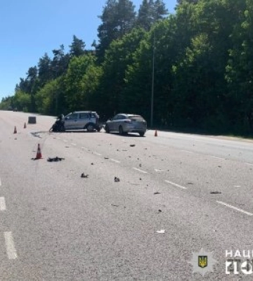 У Зарічанах зіткнулися три автівки: постраждали водій та пасажир, вони в лікарні