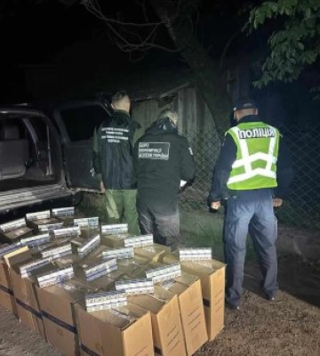 10 тисяч пачок контрабандних сигарет та автомобіль конфіскували правоохоронці у закарпатця