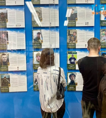 У замку в Кам&#039;янці-Подільському відкрили виставку «Азов - Янголи Маріуполя»