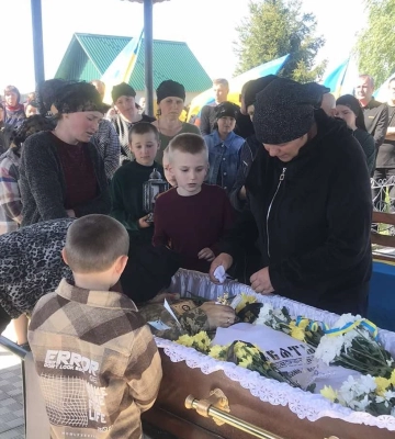 Осиротіли двоє синів: на Волині попрощалися з військовим Тарасом Мироновим
