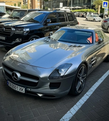Современная классика: в Киеве заметили раритетный суперкар Mercedes-Benz 